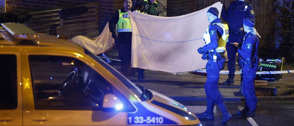 Die Polizei steht an dem Ort, an dem ein Mann erschossen aufgefunden wurde. Seit langem schon bekämpfen sich kriminelle Banden in Schweden, es geht unter anderem um die Kontrolle über den Drogenmarkt.