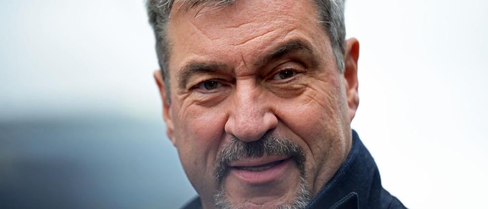 Bayern, Garching: Markus Söder (CSU), Ministerpräsident von Bayern, begrüßt Studierende zum Semesterstart am TUM-Campus.
