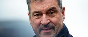 Bayern, Garching: Markus Söder (CSU), Ministerpräsident von Bayern, begrüßt Studierende zum Semesterstart am TUM-Campus. 