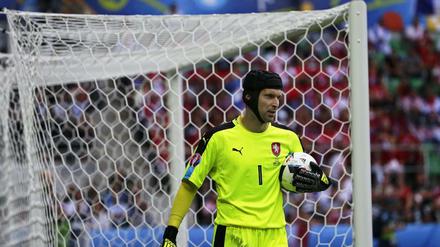 Nicht ohne meinen Helm. Petr Cech geht in Sachen Gesundheit auf Nummer sicher.