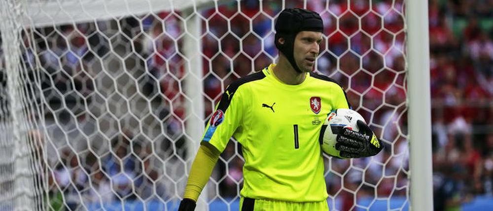 Nicht ohne meinen Helm. Petr Cech geht in Sachen Gesundheit auf Nummer sicher.