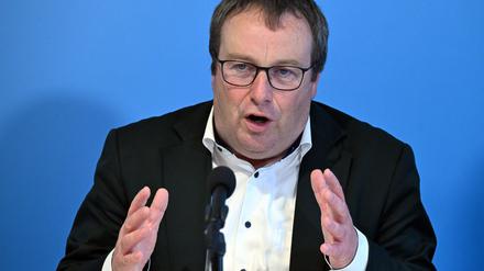 NRW-Verkehrsminister Krischer hat eine Warnung an seinen Amtskollegen im Bund. (Archivbild)