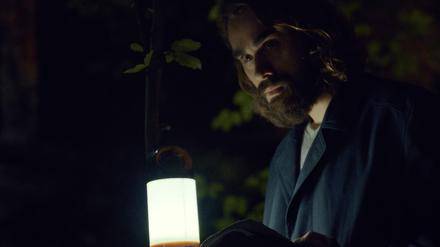 Ben Schotz (Boris Van Severen) kommt nach dem Tod seines Vaters wieder in sein Heimatdorf Moresnet.