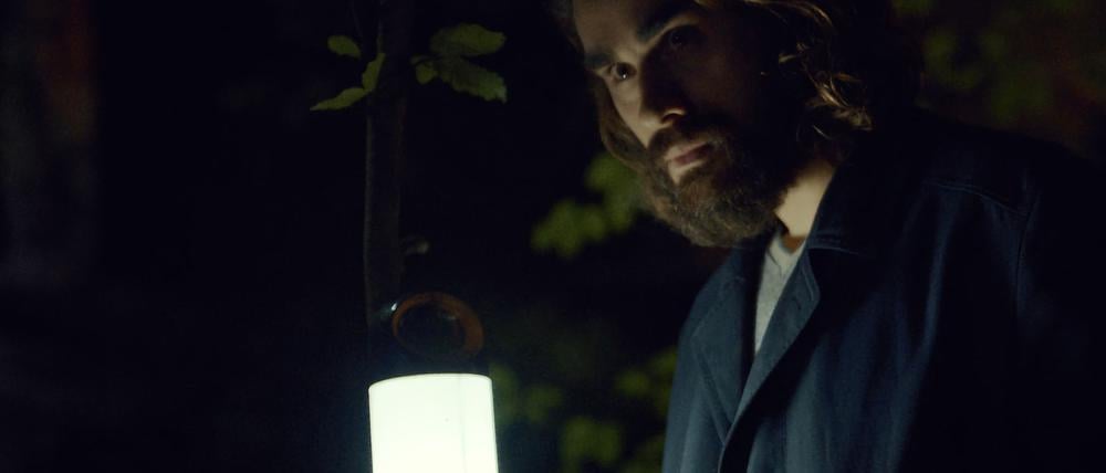 Ben Schotz (Boris Van Severen) kommt nach dem Tod seines Vaters wieder in sein Heimatdorf Moresnet.