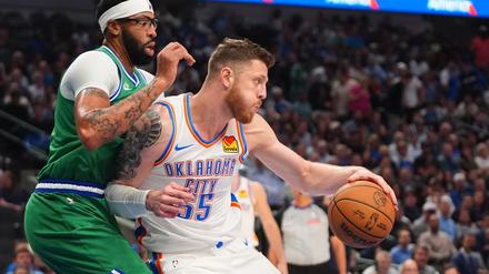 Isaiah Hartenstein (r.) ragte bei den Thunder vor allem in der Schlussphase heraus.