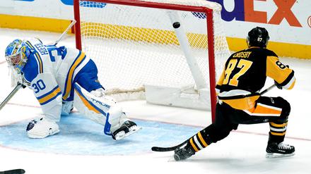 Am Rande des Spiels in Pittsburgh stürzte ein Fan von der Tribüne.