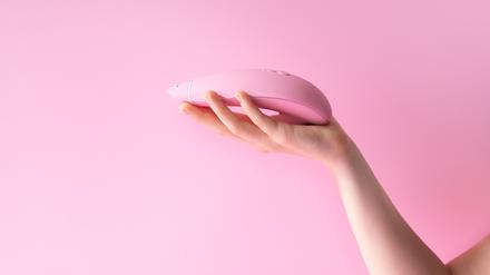 Nachhaltiger Orgasmus. Jetzt wird auch bei den Sextoys auf Umweltschutz gesetzt: Dieser hier von Womanizer besteht zum Großteil aus Biolene - also abbaubarer Maisstärke.