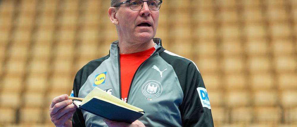 Schaulaufen für die EM: Bundestrainer Gislason wird in den Testspielen ganz genau hingucken. (Archivbild)