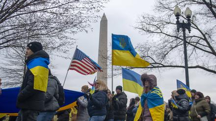 Ukrainische Einwanderer und Flüchtlinge marschieren am 25. Februar 2023 durch Washington D.C., um an den einjährigen Jahrestag der russischen Invasion in der Ukraine zu protestieren.