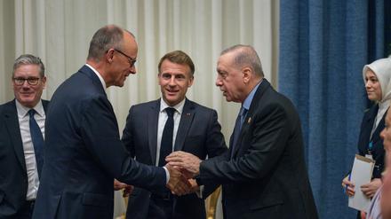 Bundeskanzler Friedrich Merz (CDU, 2. von links) bei einem multilateralen Treffen mit dem türkischen Präsidenten Recep Tayyip Erdogan.