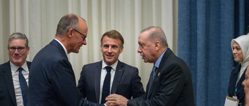 Bundeskanzler Friedrich Merz (CDU, 2. von links) bei einem multilateralen Treffen mit dem türkischen Präsidenten Recep Tayyip Erdogan.