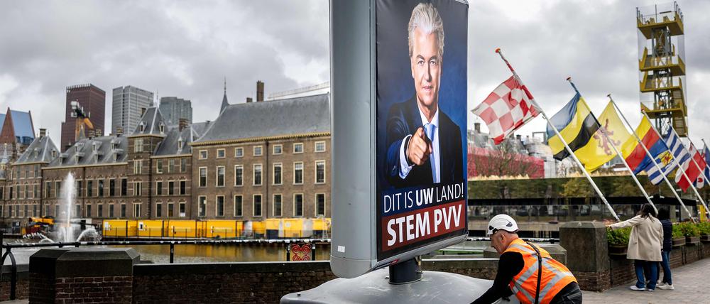 Ein Arbeiter stellt in Den Haag eine Wahlwerbung von Geert Wilder auf.