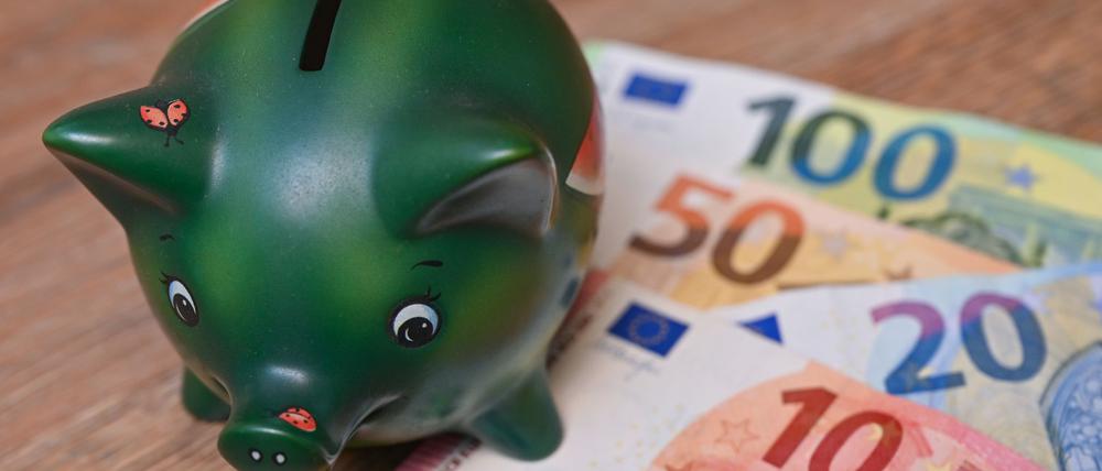 Viele Menschen in Deutschland sparen regelmäßig. (Symbolbild)