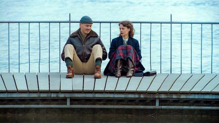 Waren sie mal ein Ehepaar? James Larkin White (Albrecht Schuch) und Julika Stiller-Tschudy (Paula Beer) am Zürichsee.