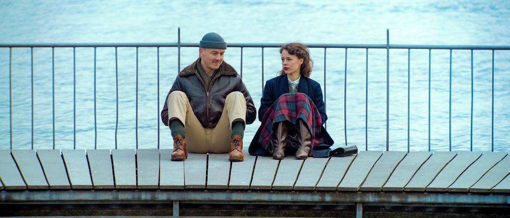 Waren sie mal ein Ehepaar? James Larkin White (Albrecht Schuch) und Julika Stiller-Tschudy (Paula Beer) am Zürichsee.