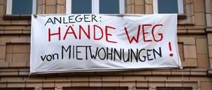 Bezahlbare Mietwohnungen sind ein seltenes Gut auf dem Berliner Wohnungsmarkt. Manche Konzerne kämpfen mit harten Bandagen.