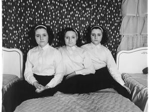 Diane Arbus betitelte ihre Bilder mit faktischen Informationen zu den Porträtierten: „Drillinge in ihrem Schlafzimmer, N.J. 1963“.