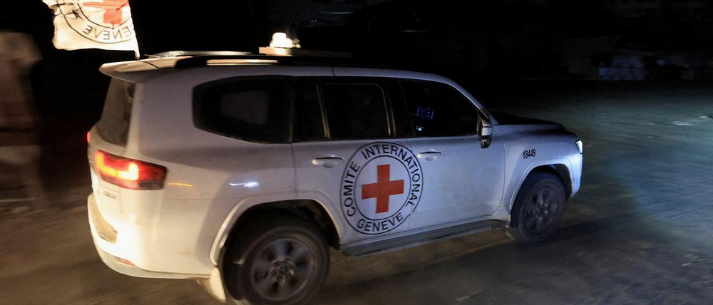 Fahrzeug des Roten Kreuzes transportiert eine Leiche aus Gaza nach Israel.