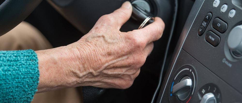 Eine Studie hat herausgefunden, was Ursachen für Verkehrsunfälle Älterer sind. (Symbolbild)