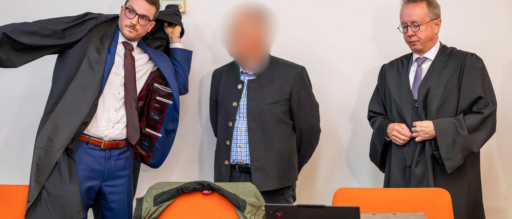 Angeklagt sind vor dem Landgericht München II zwei Bahnmitarbeiter unter anderem wegen fahrlässiger Tötung.