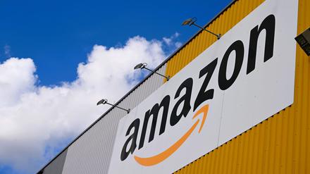 Das Logo des Online-Händlers Amazon ist an der großen Lagerhalle seines Logistikzentrums zu sehen.