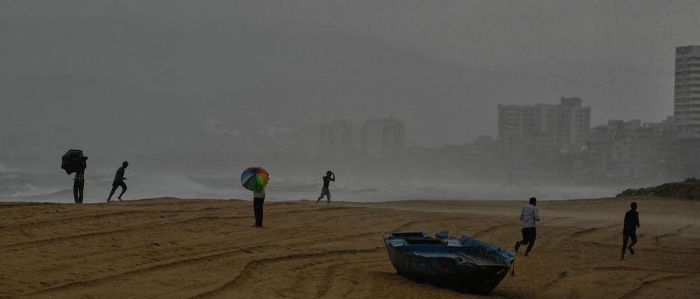 Die Vorläufer eines schweren Zyklons sind schon zu spüren, Zehntausende Menschen bringen sich in Sicherheit.