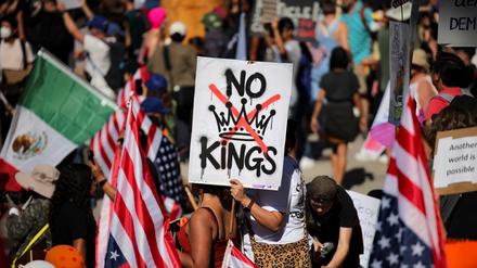 „No Kings“ Proteste gegen in Los Angeles am 18. Oktober 2025. 