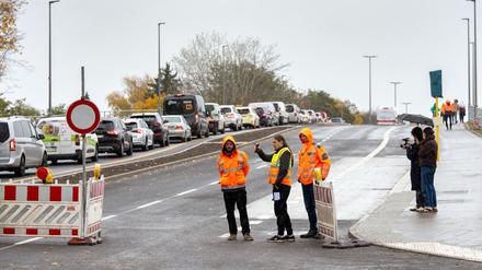 Nach knapp 4,5 Jahren Bauzeit ist der Ersatzneubau der Brücke am südlichen Blumberger Damm fertig.