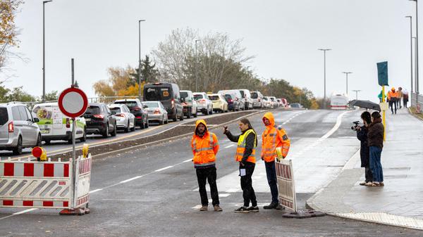 Nach knapp 4,5 Jahren Bauzeit ist der Ersatzneubau der Brücke am südlichen Blumberger Damm fertig.
