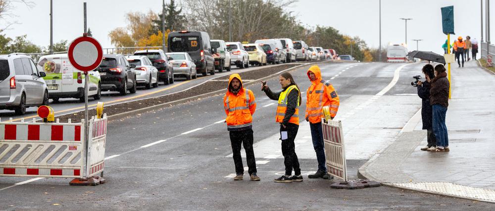 Nach knapp 4,5 Jahren Bauzeit ist der Ersatzneubau der Brücke am südlichen Blumberger Damm fertig.