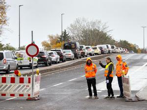 Nach knapp 4,5 Jahren Bauzeit ist der Ersatzneubau der Brücke am südlichen Blumberger Damm fertig.