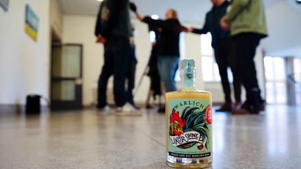 In einer Sonderedition ist der letzte Buchstabe bei „Likör ohne Ei“ noch durch eine Hahnenfeder verdeckt. Jetzt erlaubt das Urteil wieder den ganzen Schriftzug.