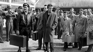 Ankunft erster Wehrpflichtiger auf dem Bahnhof Mittenwald am 1. April 1957 - ganz zu Beginn bestand die Bundeswehr nur aus Freiwilligen.