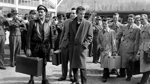Ankunft erster Wehrpflichtiger auf dem Bahnhof Mittenwald am 1. April 1957 - ganz zu Beginn bestand die Bundeswehr nur aus Freiwilligen.