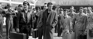 Ankunft erster Wehrpflichtiger auf dem Bahnhof Mittenwald am 1. April 1957 - ganz zu Beginn bestand die Bundeswehr nur aus Freiwilligen.