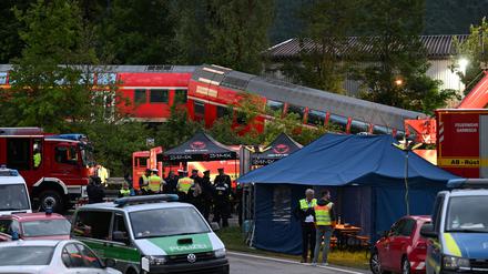 Zahlreiche Einsatz- und Rettungskräfte arbeiten an der Unglücksstelle nach dem Zugunglück in Garmisch-Partenkirchen mit fünf Toten vom 3. Juni 2022 vor (Archivbild).