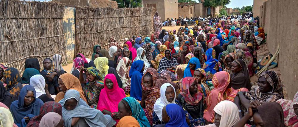 Warten auf Essen. Millionen Menschen im Sudan leiden Hunger.