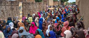 Warten auf Essen. Millionen Menschen im Sudan leiden Hunger.