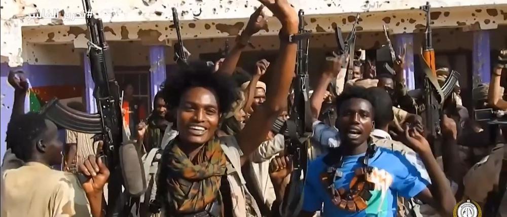 Die paramilitärischen Rapid Support Forces (RSF) feiern in den Straßen die Einnahme der Stadt El Fascher. Berichten zufolge sollen sie dort schlimme Massaker begehen.