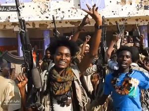 Die paramilitärischen Rapid Support Forces (RSF) feiern in den Straßen die Einnahme der Stadt El Fascher. Berichten zufolge sollen sie dort schlimme Massaker begehen.