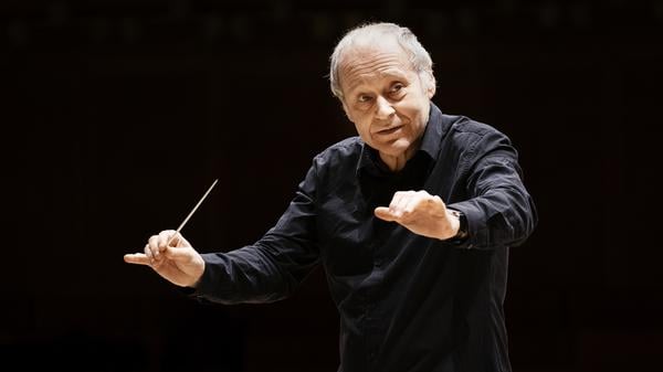 Dirigent Adam Fischer springt los und jagt seine Musiker durch Beethovens Achte.