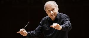 Dirigent Adam Fischer springt los und jagt seine Musiker durch Beethovens Achte.