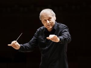 Dirigent Adam Fischer springt los und jagt seine Musiker durch Beethovens Achte.