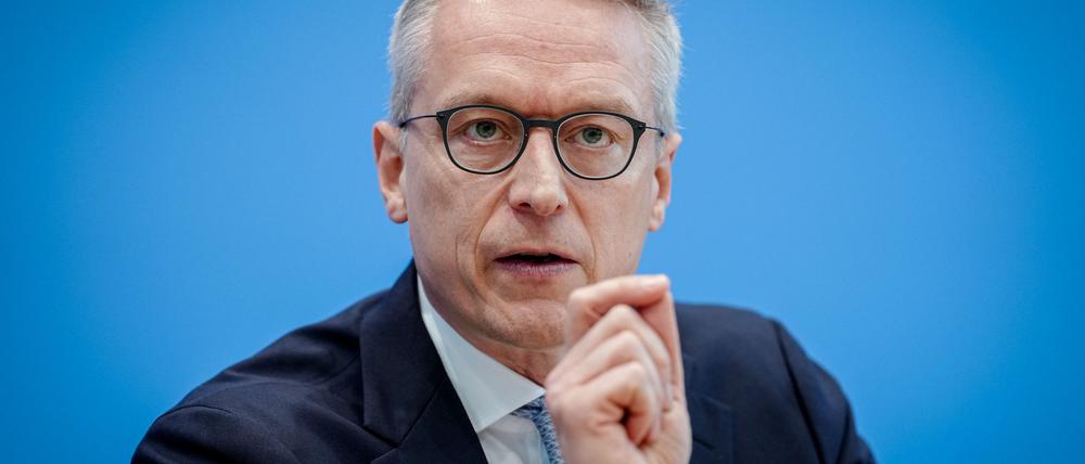 Bundesdigitalminister Karsten Wildberger (CDU) nennt den Glasfaserausbau im Land Chefsache.