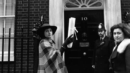 Die Schauspielerin Prunella Scales im Jahr 1975 vor Downing Street 10 in London. (Archivbild)