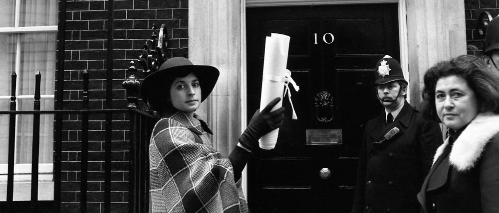 Die Schauspielerin Prunella Scales im Jahr 1975 vor Downing Street 10 in London. (Archivbild)