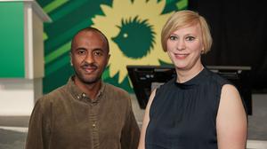 Philmon Ghirmai (l) und Nina Stahr bilden seit 2023 die Doppelspitze der Berliner Grünen. (Archivbild)