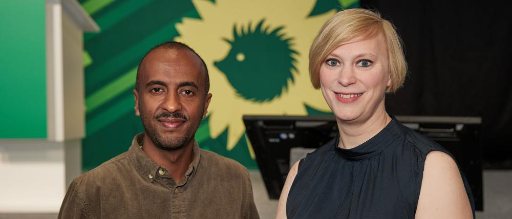 Philmon Ghirmai (l) und Nina Stahr bilden seit 2023 die Doppelspitze der Berliner Grünen. (Archivbild)