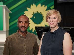 Philmon Ghirmai (l) und Nina Stahr bilden seit 2023 die Doppelspitze der Berliner Grünen. (Archivbild)
