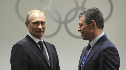 Russlands Präsident Wladimir Putin (l.) mit Dmitri Kosak (r.) in Sotschi